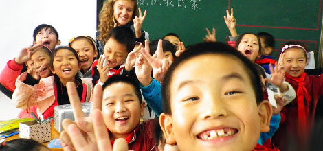 i-to-i TEFL Teacher and Class Cheering