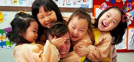 i-to-i TEFL Teacher and Kids Huddle