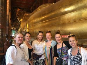 i-to-i Thailand interns together in front of a statue of the Buddha