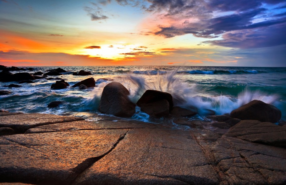 Inspiring sunset at the sea