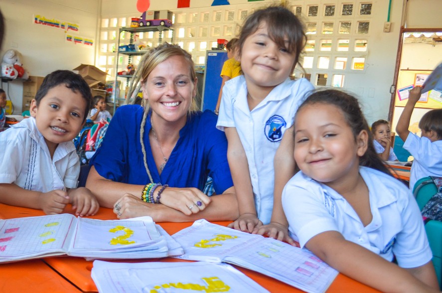 Smiling TEFL teacher in Colombia with students