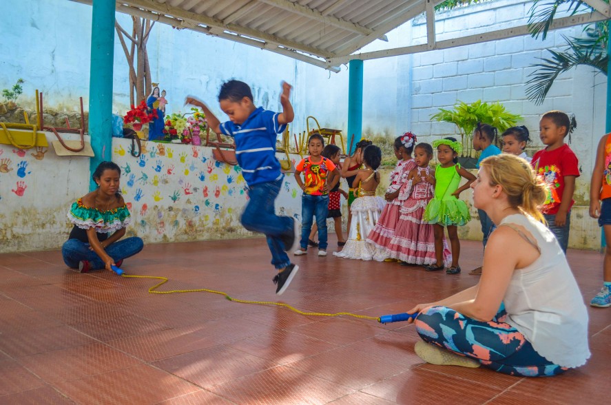 Colombian students playing jump rope