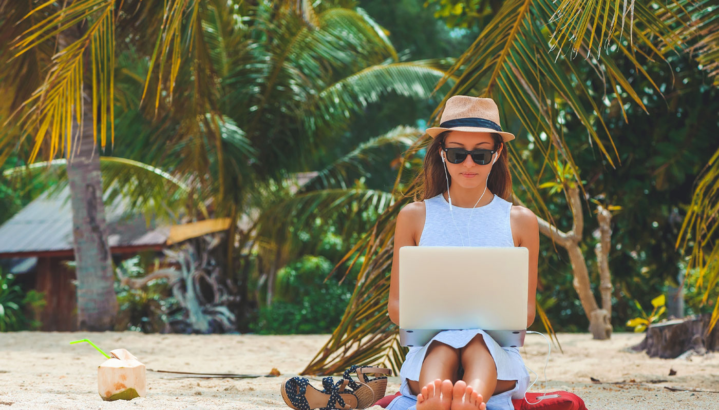 laptop-beach