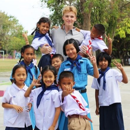 tefl teacher surrounded by tefl students