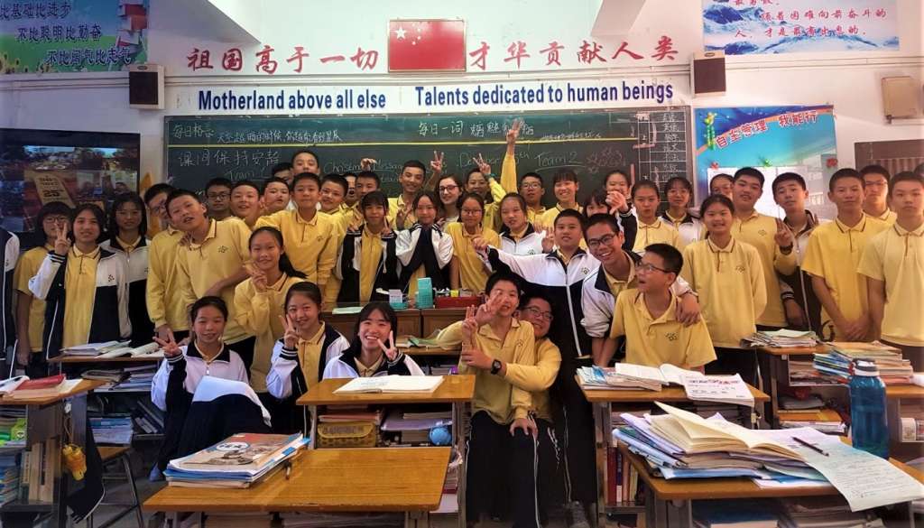 Chine TEFL teacher with middle school class