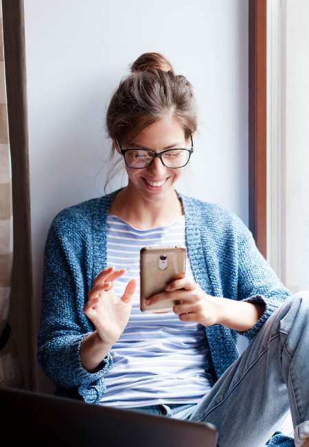 WOMAN SMILING AT PHONE