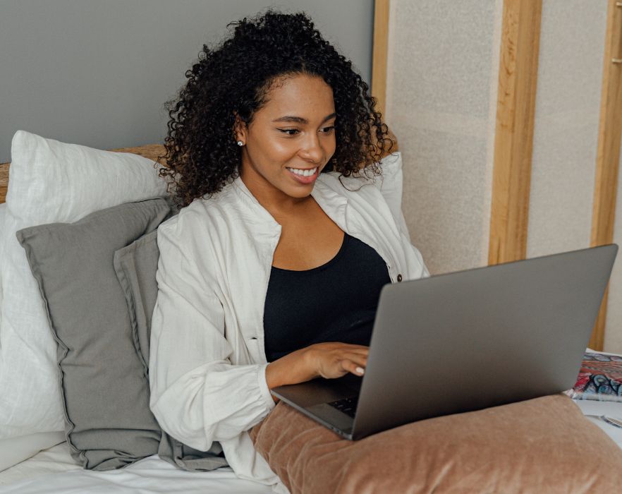 WOMAN DECIDING WHICH TEFL COURSE TO PICK