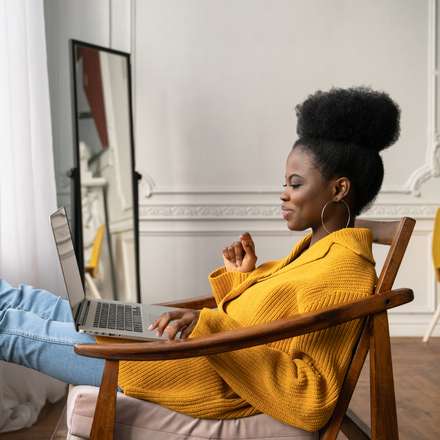 WOMAN WORKING ON LAPTOP